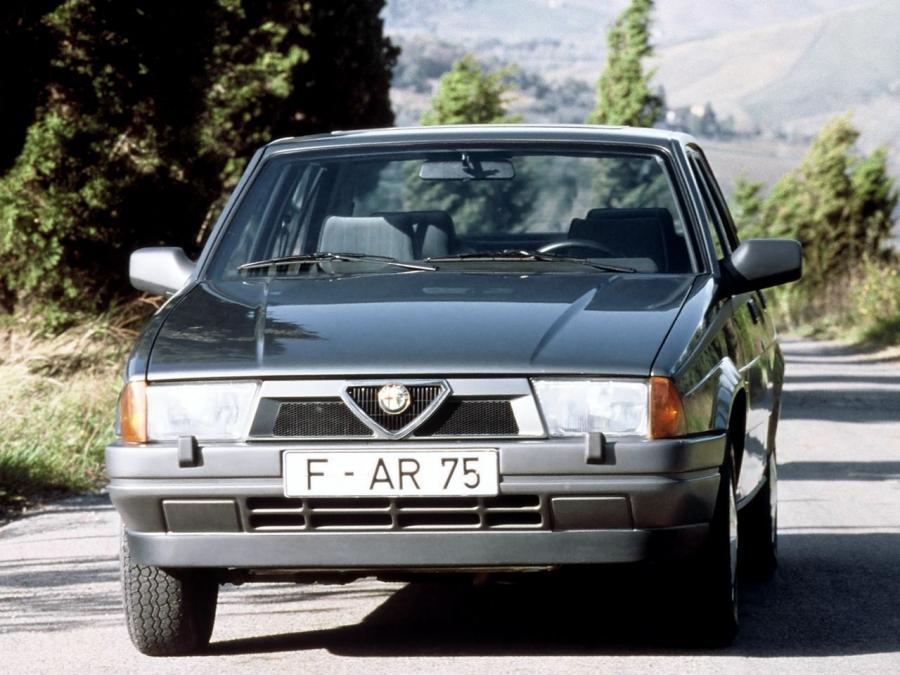  Alfa Romeo 75 (162B) 1988 года  (фото 9 из 14)